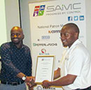 Mike Banda (right) presents Lita Mpahlwa with the SAIMC presenter’s certificate.